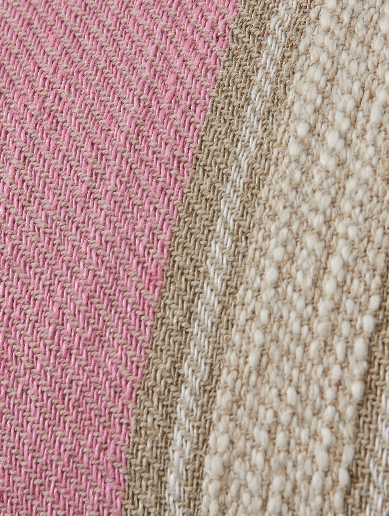 Gewebtes Kissen mit Streifen – Blush