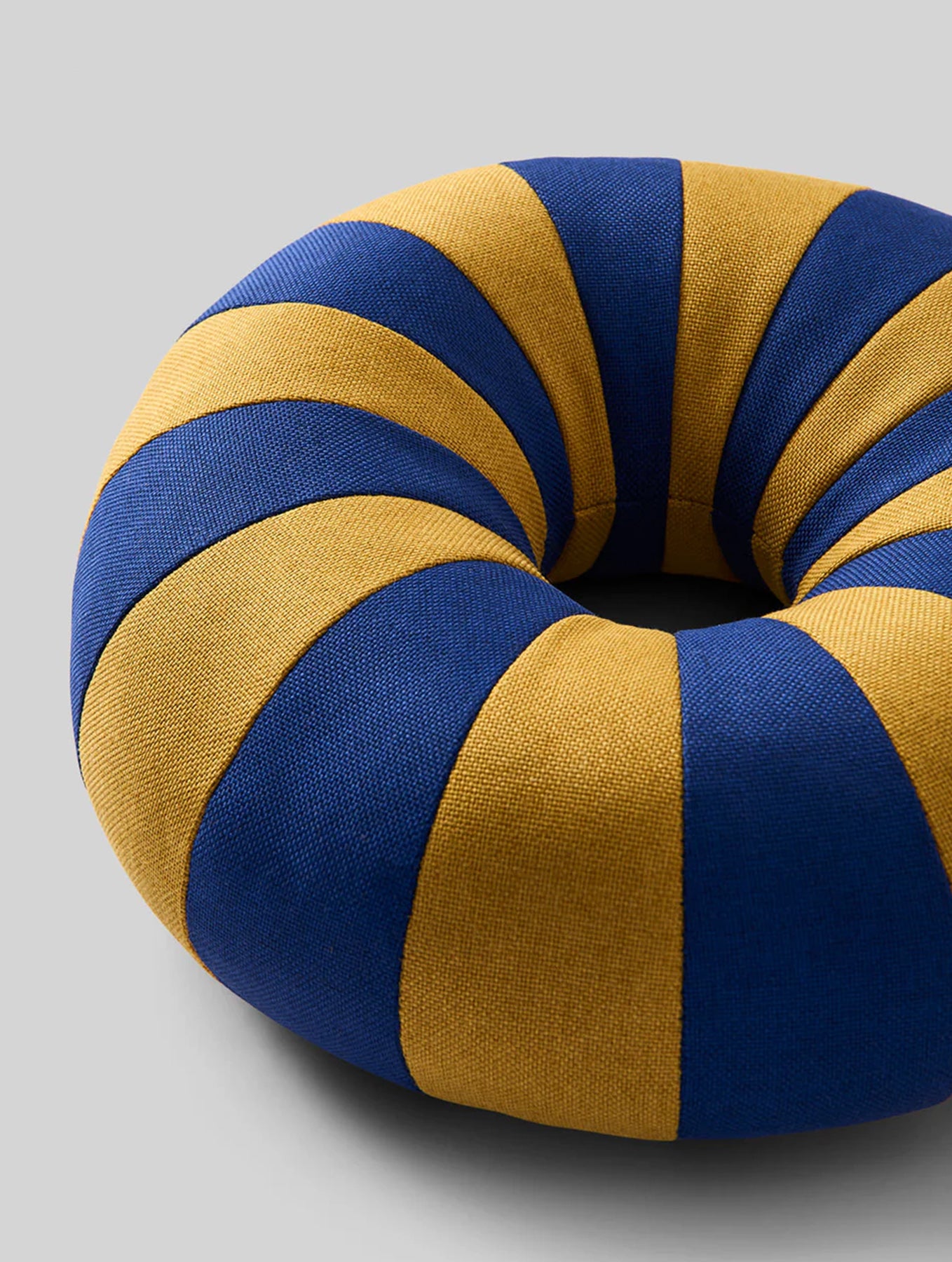 Rundes Kissen "Float" - Dark Blue/Ochre