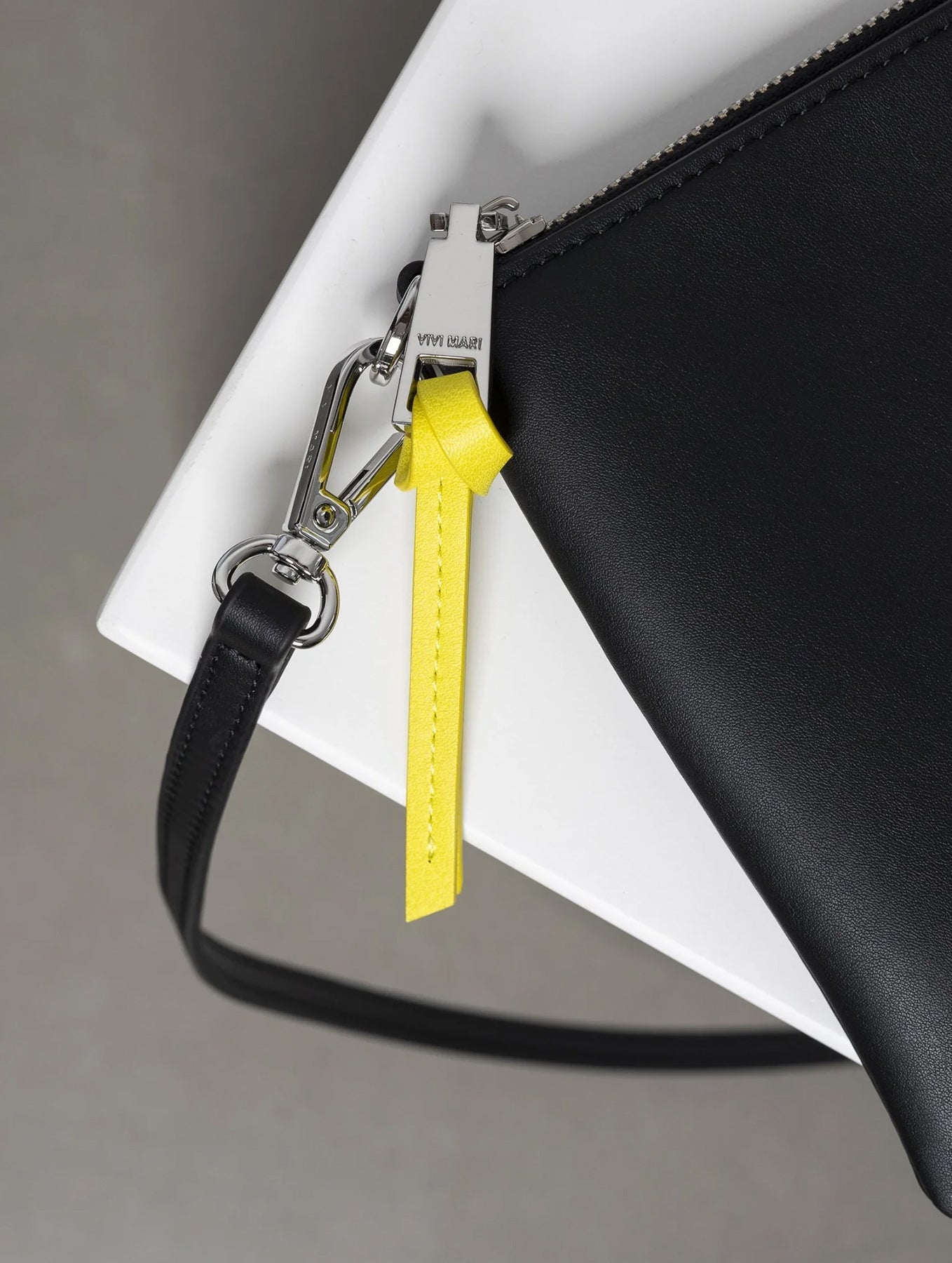 Pouch + Strap Basic Classic Thin - Black