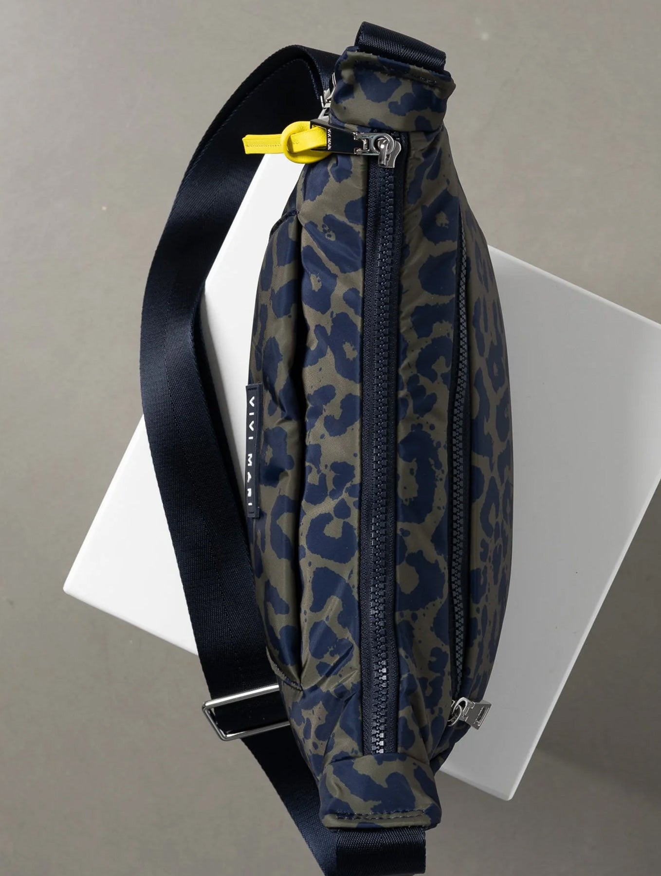 Padded Hip Bag Medium - Leo Splashes Navy/Olive