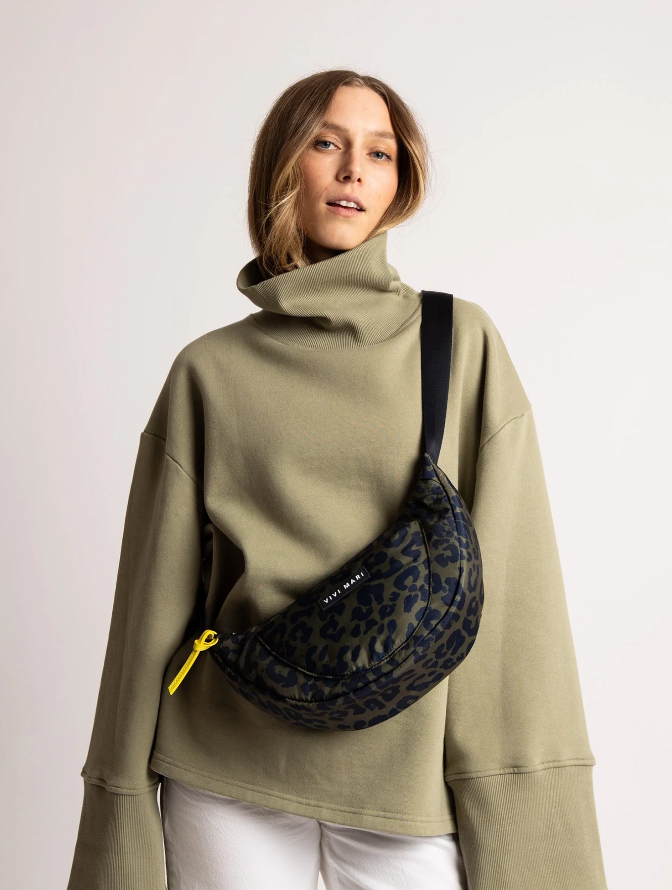 Padded Hip Bag Medium - Leo Splashes Navy/Olive
