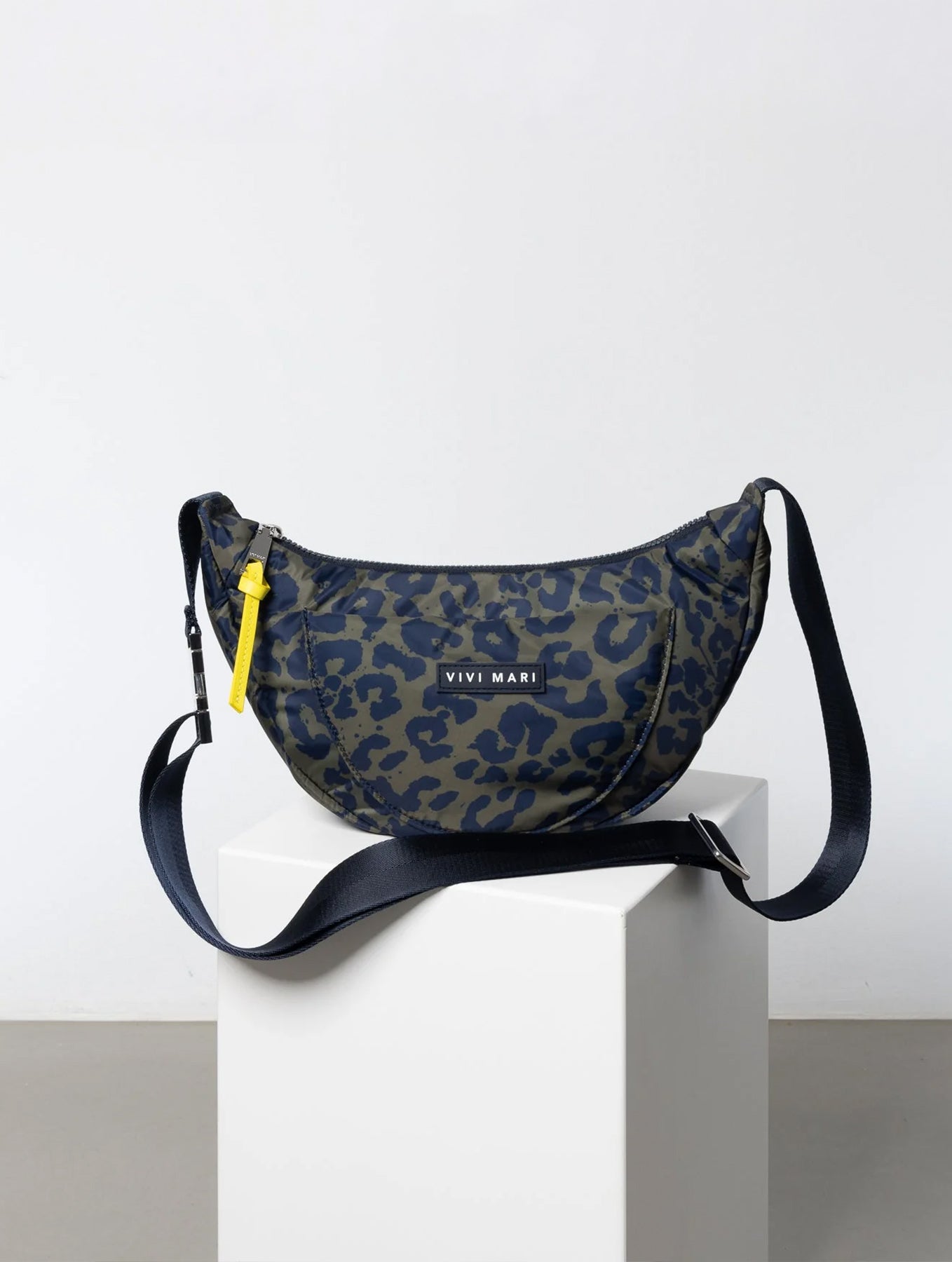 Padded Hip Bag Medium - Leo Splashes Navy/Olive