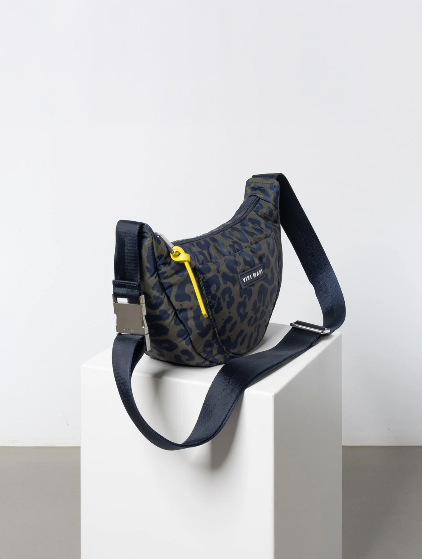 Padded Hip Bag Medium - Leo Splashes Navy/Olive