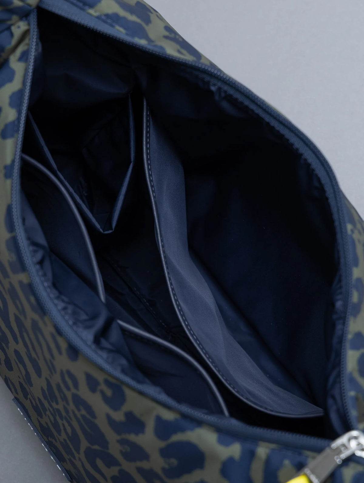 Buckle Bag medium - Leo Splashes Navy/Olive