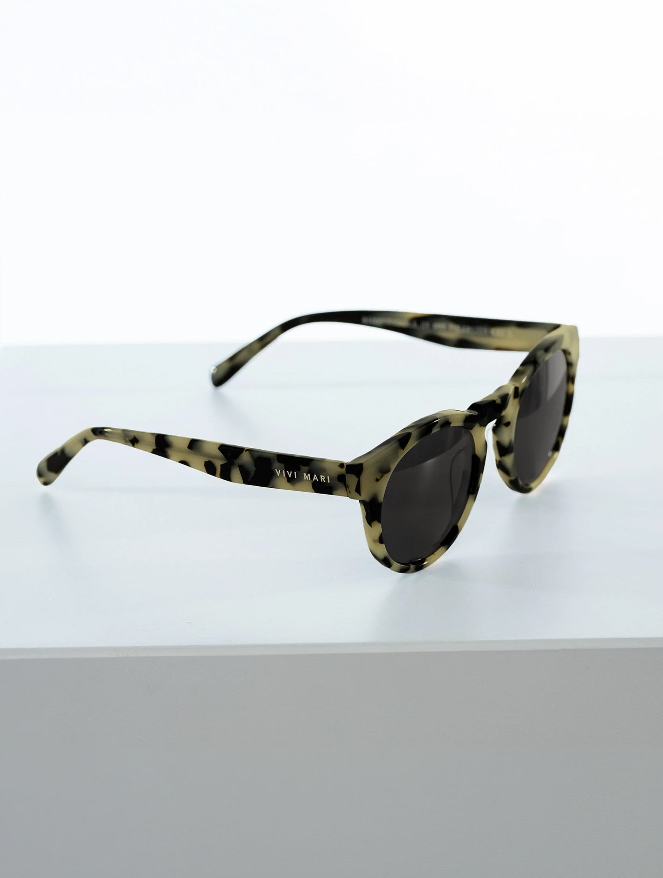 Sonnenbrille "Kiss the Sun" - Leo Black/Olive