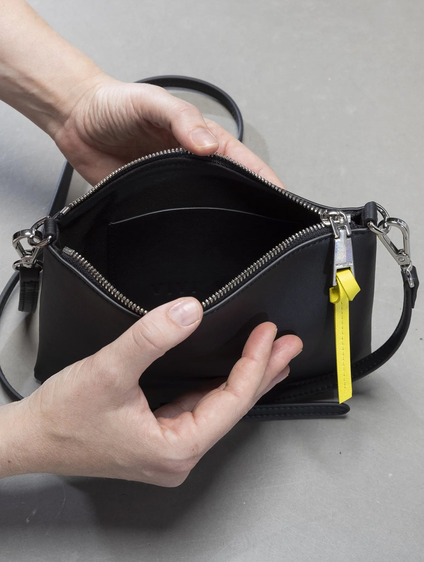 Pouch + Strap Basic Classic Thin - Black