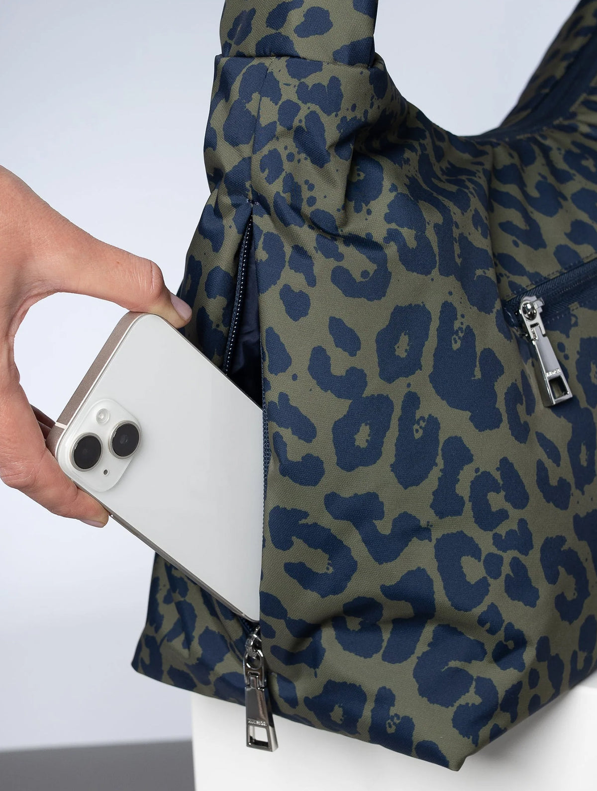 Buckle Bag medium - Leo Splashes Navy/Olive