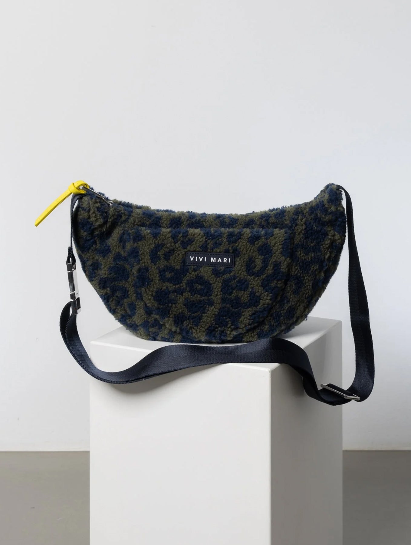 Teddy Hip Bag Medium - Leo Splashes Navy/Olive