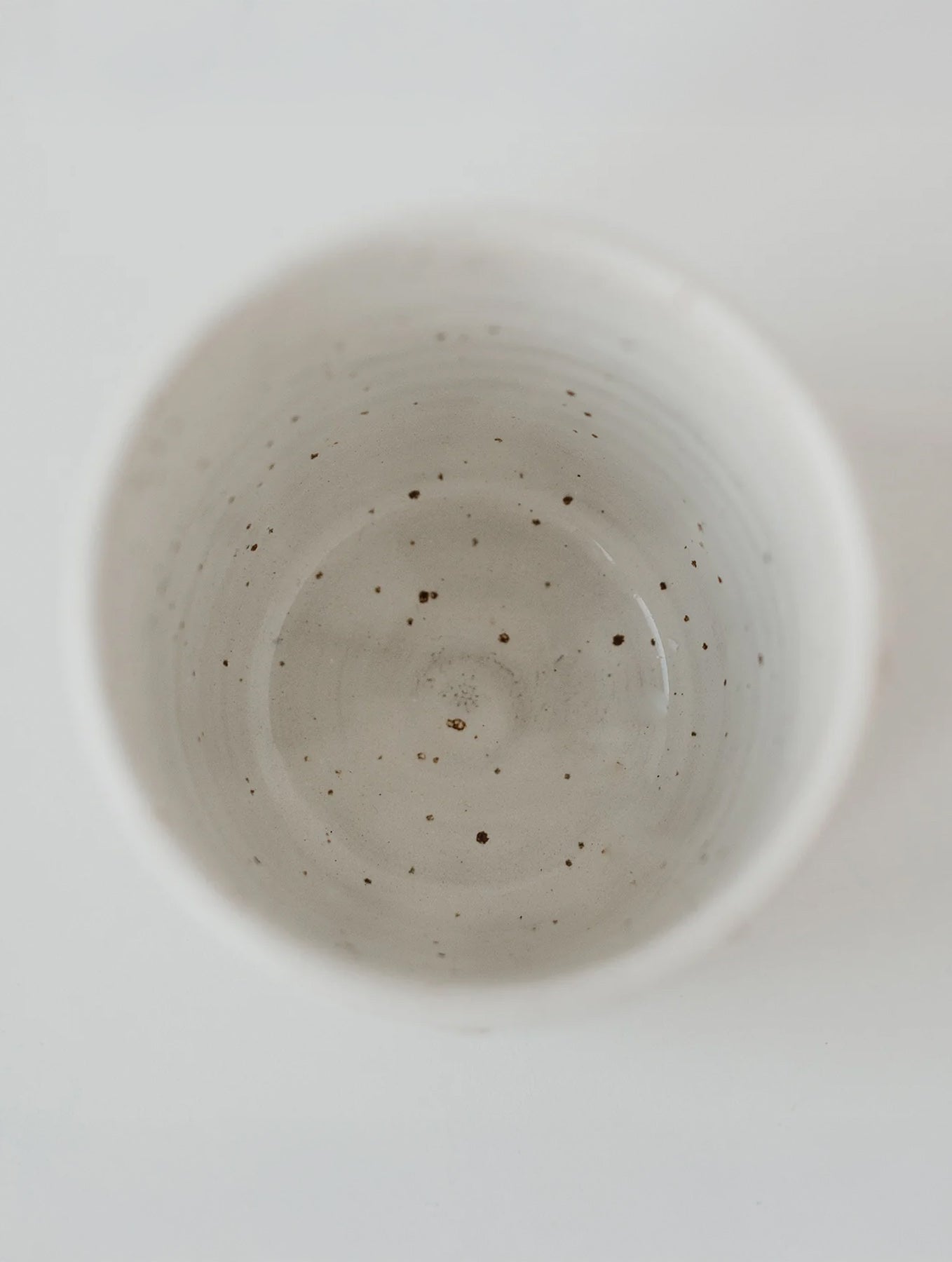 Becher aus Steingut