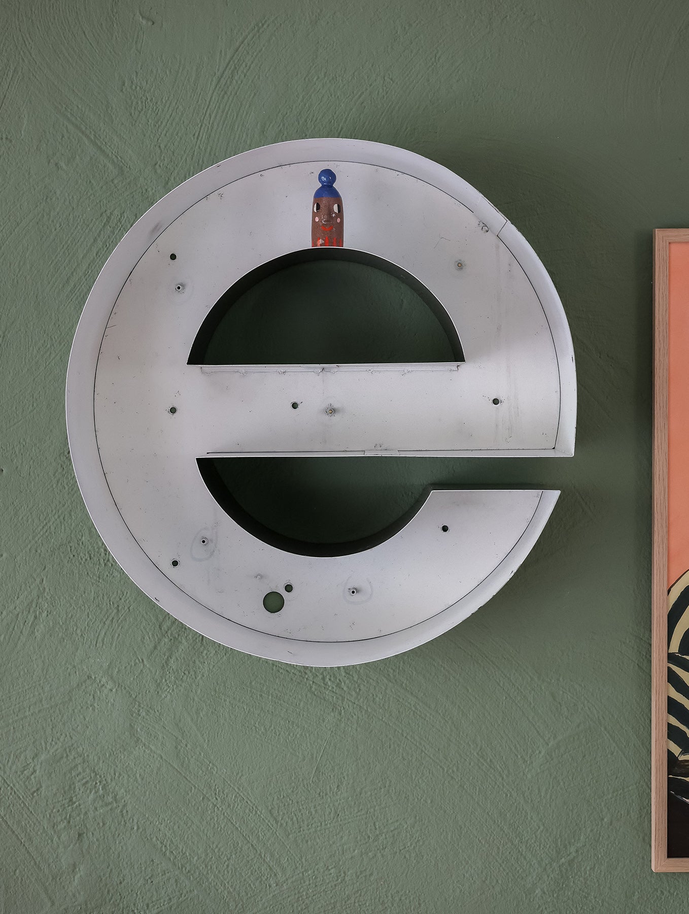 Buchstabenregal aus Blech "e"