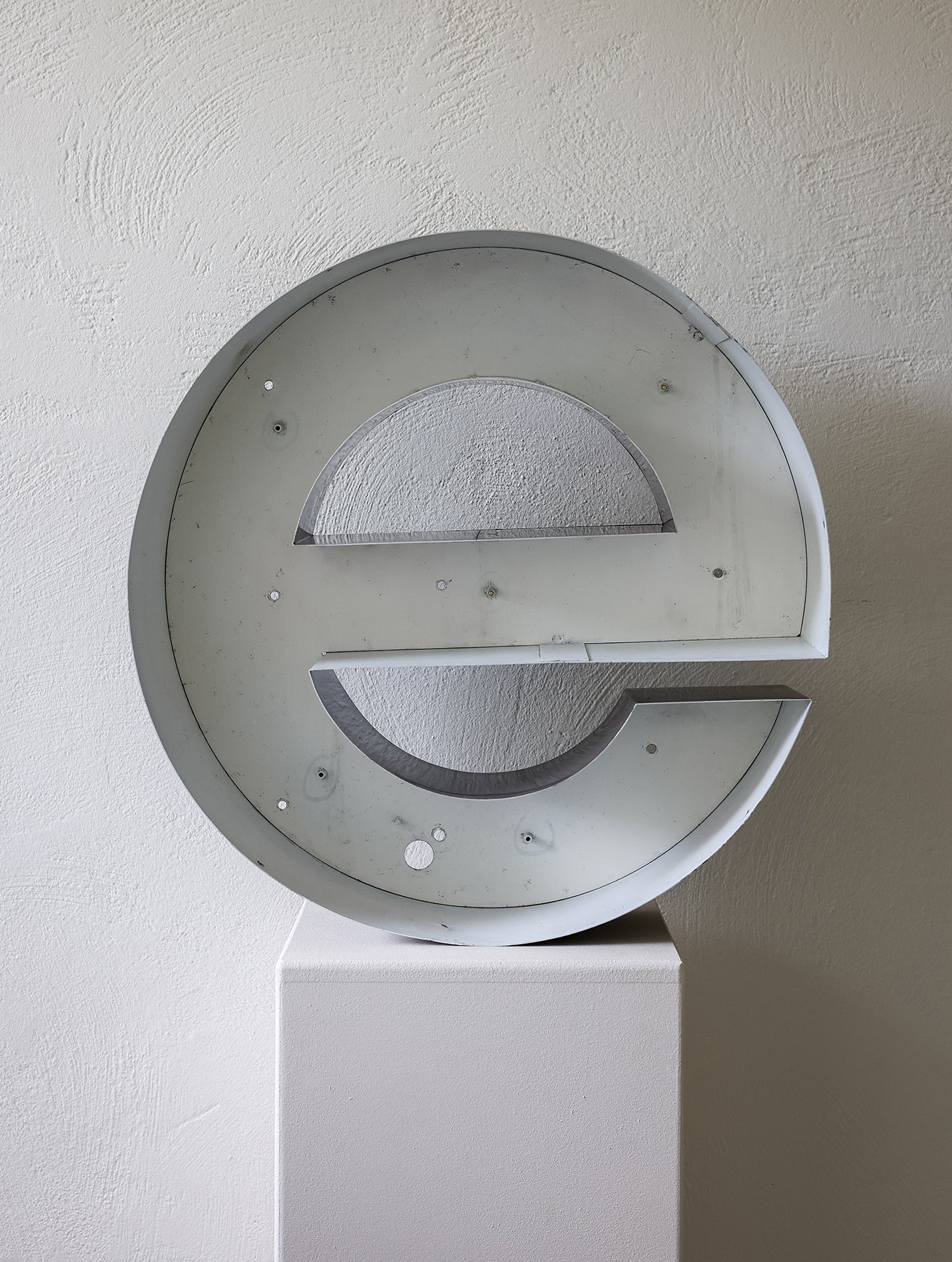 Buchstabenregal aus Blech "e"