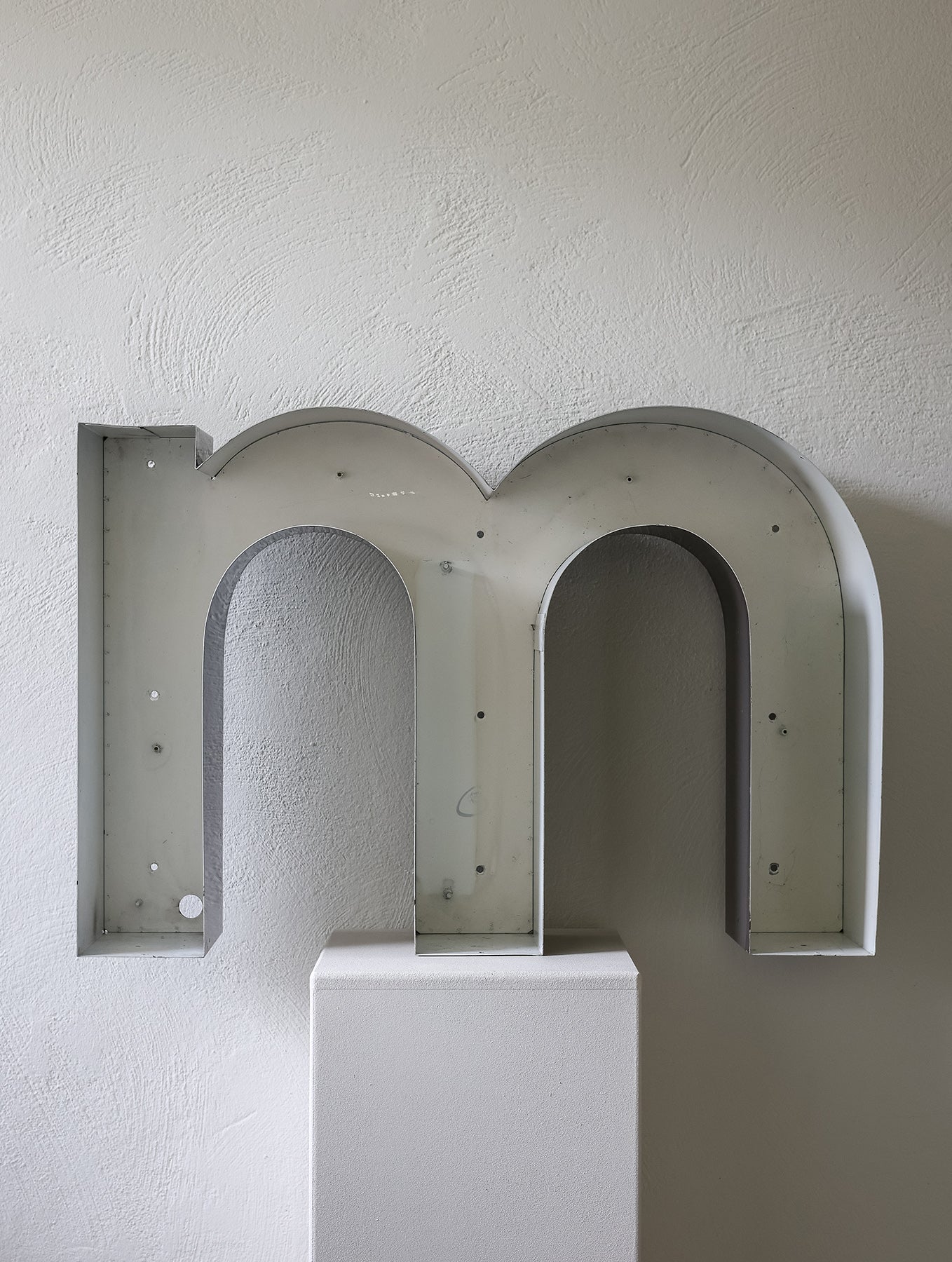 Buchstabenregal aus Blech "m"